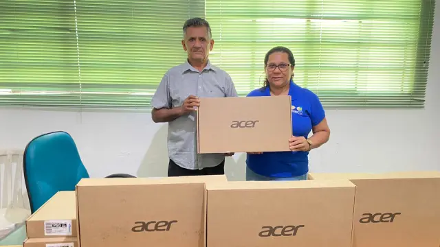 Prefeito Focílides Carvalho entrega computadores para professores da rede municipal de ensino